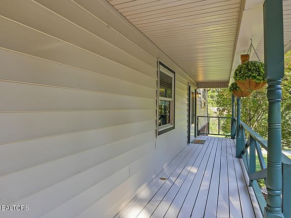 3rd image of 903 Misty Springs Rd