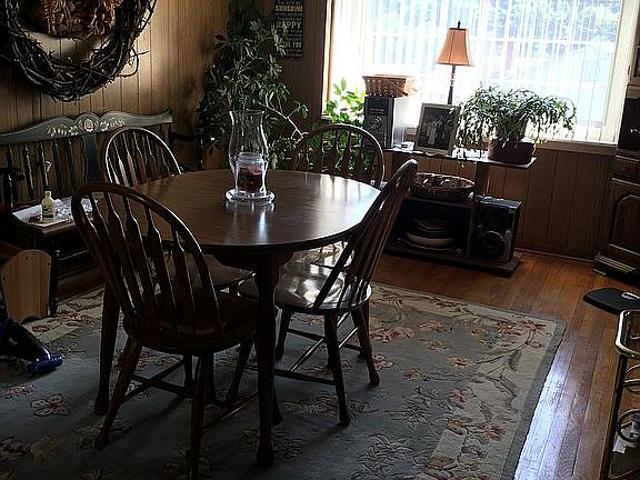 Dining room. Hardwood floor 