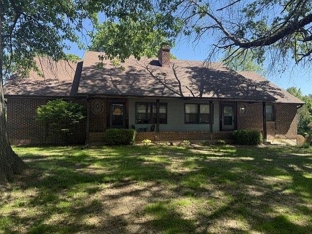 1st image of 2200 Twin Oaks Dr