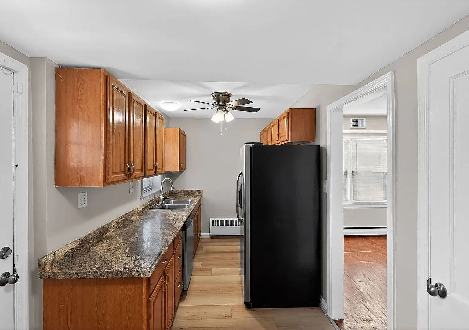 Spacious Townhome with driveway — Photo 4