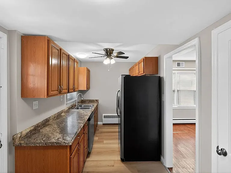 1105 Carrington Ave — Photo 4