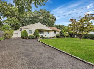 885 Udall Rd, West Islip, NY 11795