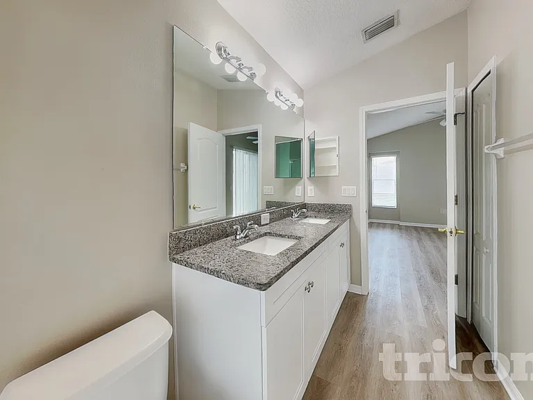 10041 Creek Bluff Dr — Photo 8
