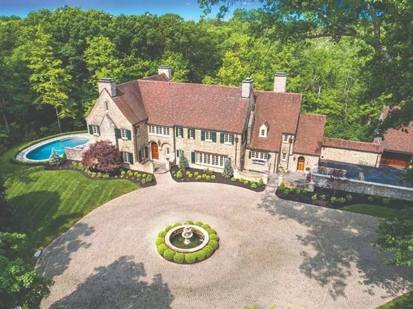 8705 Camargo Club Dr, Cincinnati, OH 45243