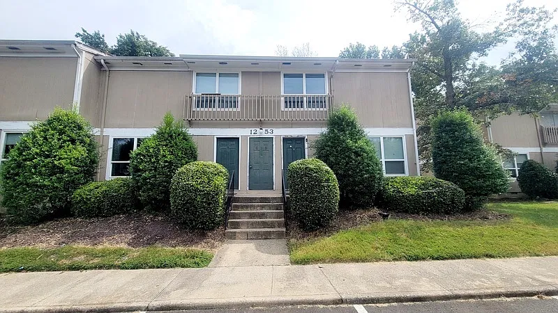 2 bed, 1.0 bath, 800 sqft, $1,095 — Photo 2