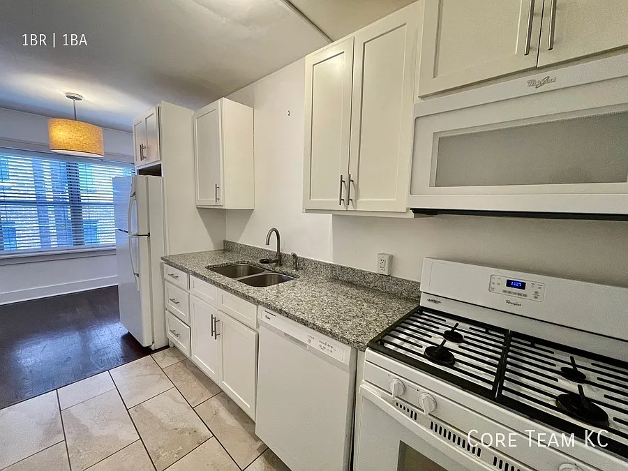 1 Bedroom in West Plaza — Photo 3