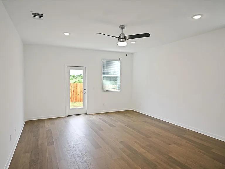 261 Elk Ave — Photo 10