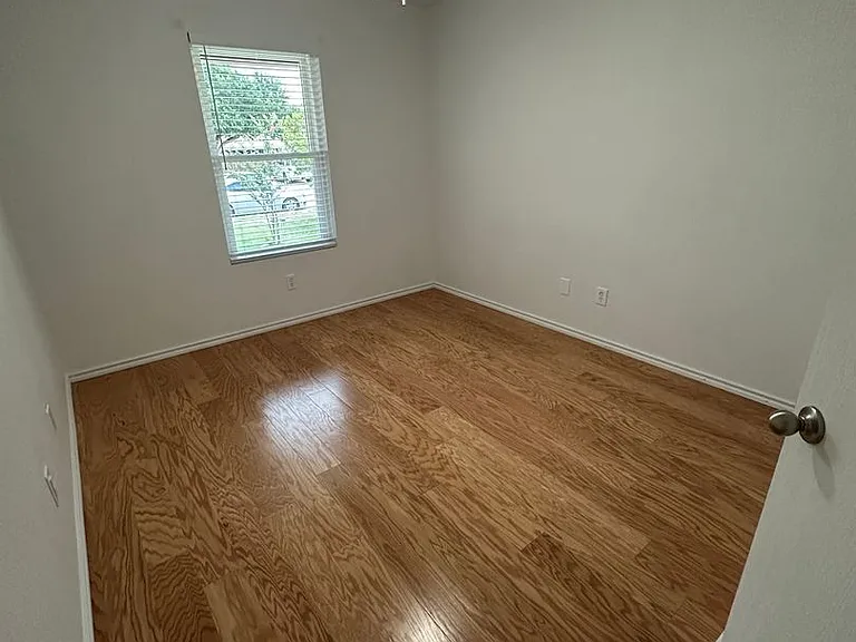 705 Morgan Dr — Photo 2