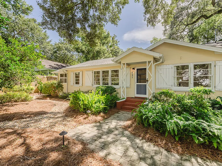 121 Redfern Dr — Photo 24