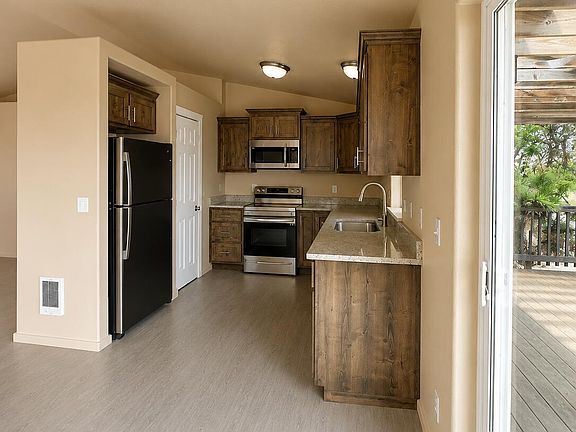 4th image of 402 SE Carmen Way