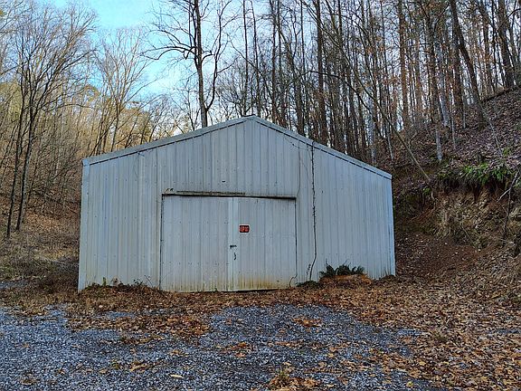 3rd image of 907 Sharp Rd