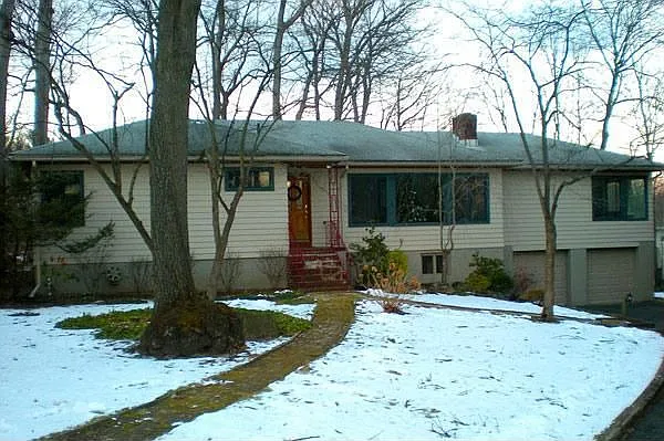 107 Wilson Ave photo 1