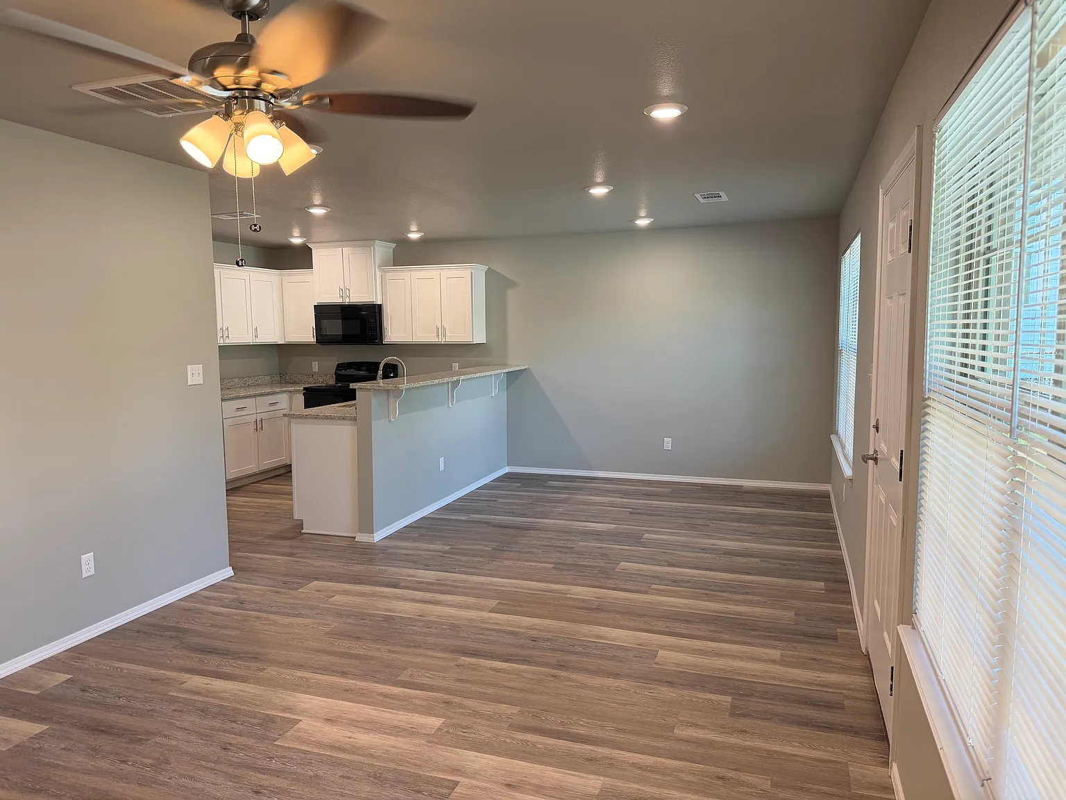 2 bed, 1000 sqft, $1,050 — Photo 3