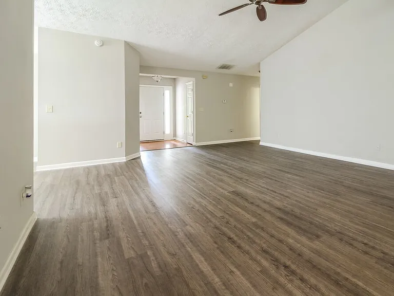 5729 Lakeview Cir — Photo 4