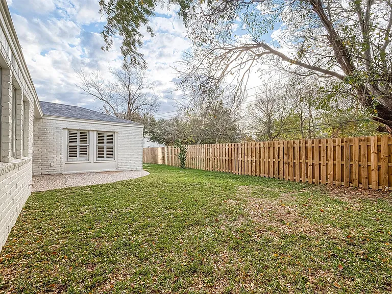 6107 Sanford Rd — Photo 45