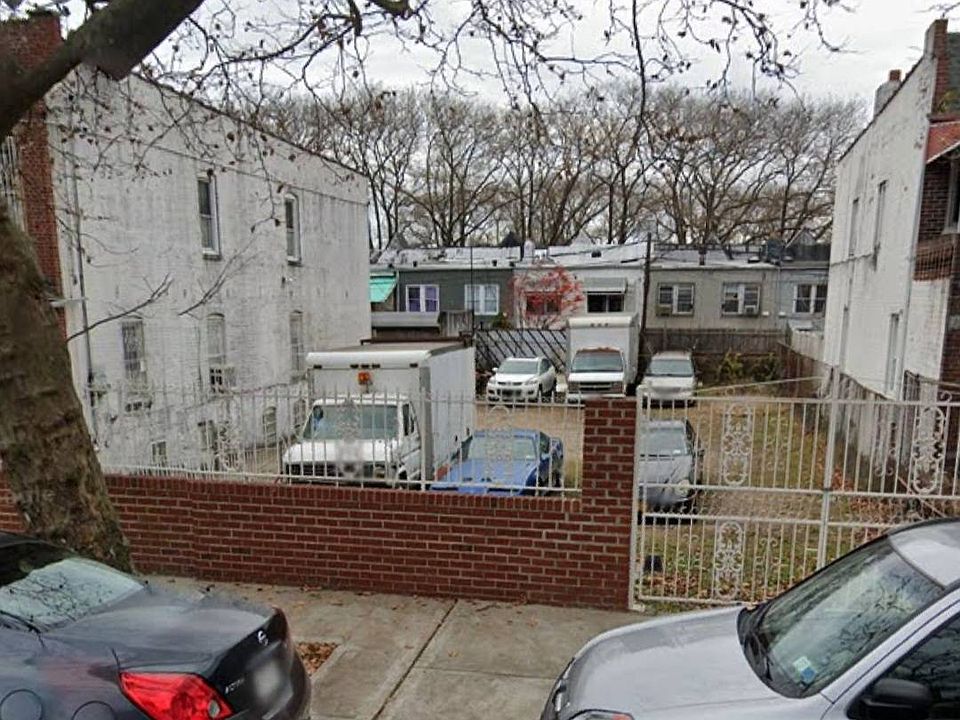 1st image of 1040 E 53rd St