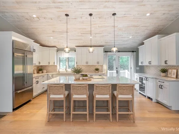 40 Lazywood Ln, Tiverton, RI 02878