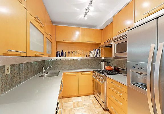 5th image of 30 W 60th St APT 4R