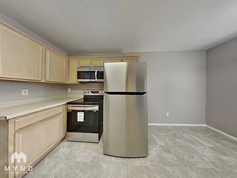 327 W Little Creek Rd — Photo 4