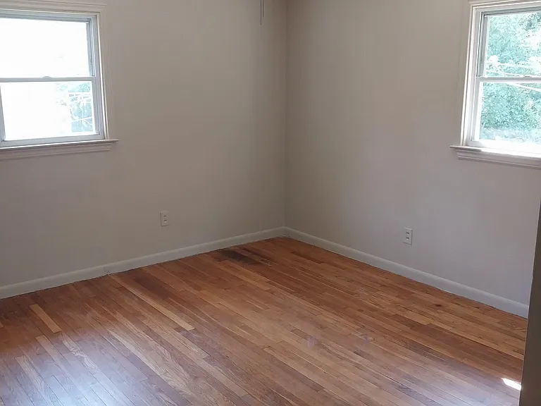 560 Owens Dr — Photo 2