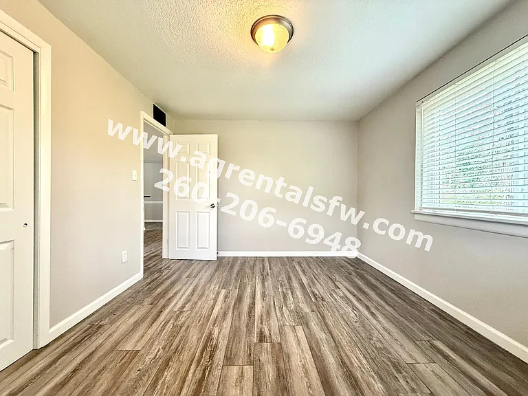 4917/4919 Northcrest — Photo 8