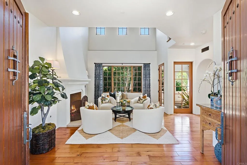 4 bed, 4.5 bath, 5494 sqft, $22,500 — Photo 4