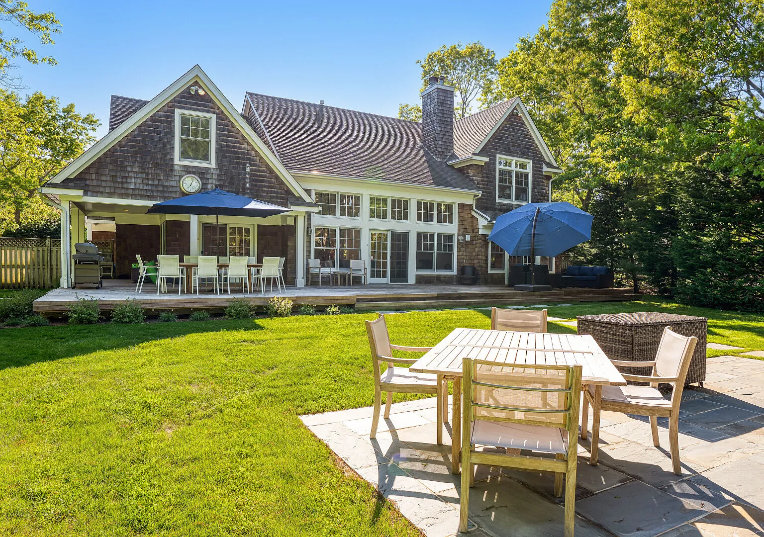 Gourmet Eat-In Kitchen, Master Suite, Fieldstone Patios — Photo 4