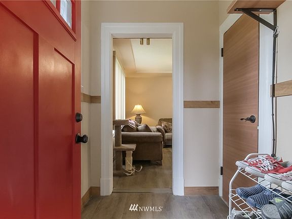 Front entrance w/ room to take off your shoes!