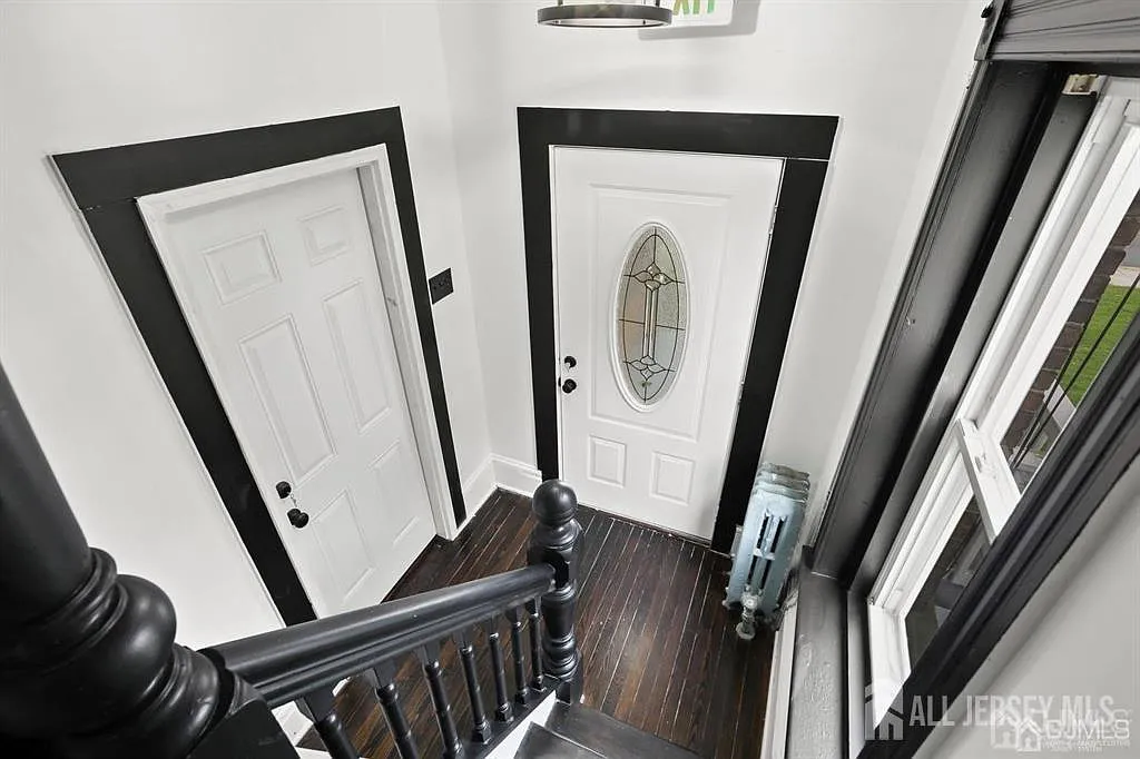 2 bed, 1.0 bath, 4893 sqft, $2,300 — Photo 3