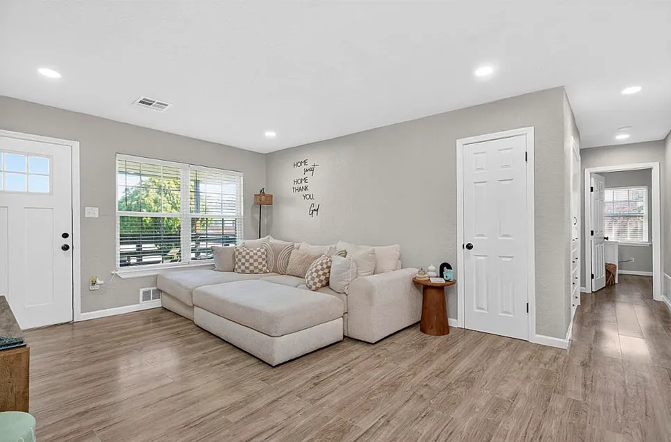 3 bed, 1100 sqft, $1,229 — Photo 4