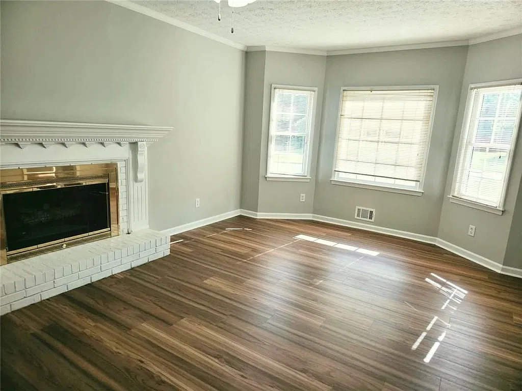 4 bed, 2.5 bath, 2116 sqft, $2,500 — Photo 3