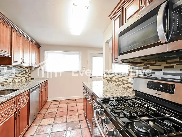 1040 Robinwood Dr — Photo 8
