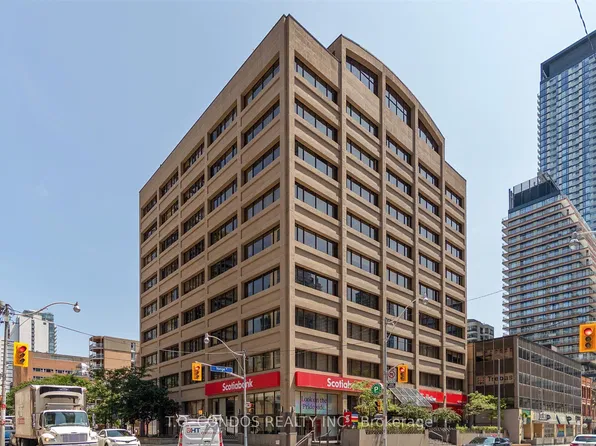 555 Yonge St, Toronto, ON