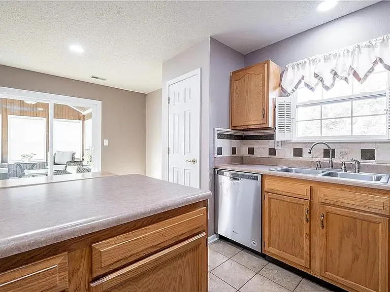 3024 Rolling Hill Dr — Photo 6