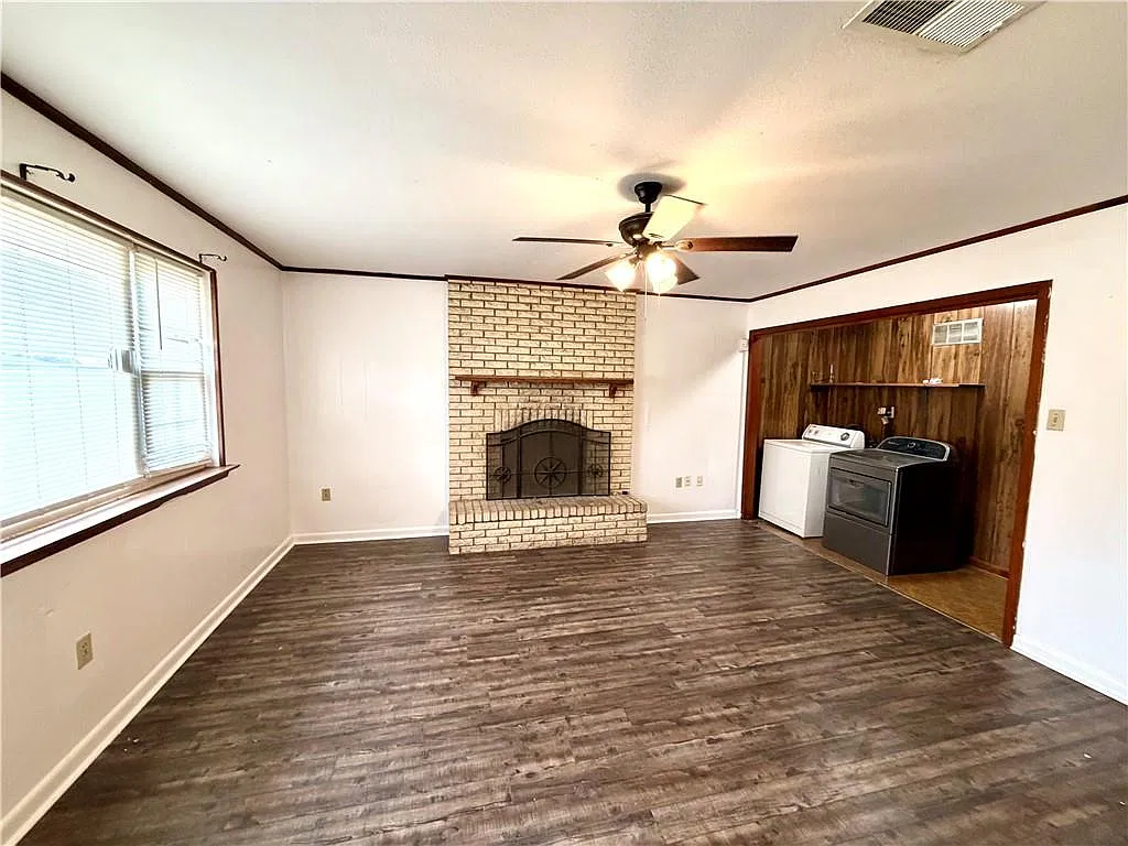3 bed, 1.0 bath, 1273 sqft, $1,750 — Photo 2