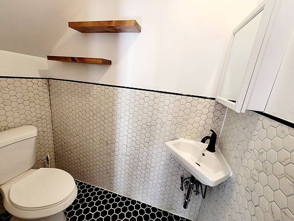 4th image of 170 Lowell Ave #1