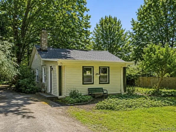 5875 Lakeview Ter, Lake View, NY 14085