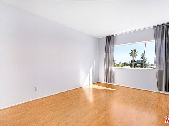 5th image of 622 S Barrington Ave APT 304