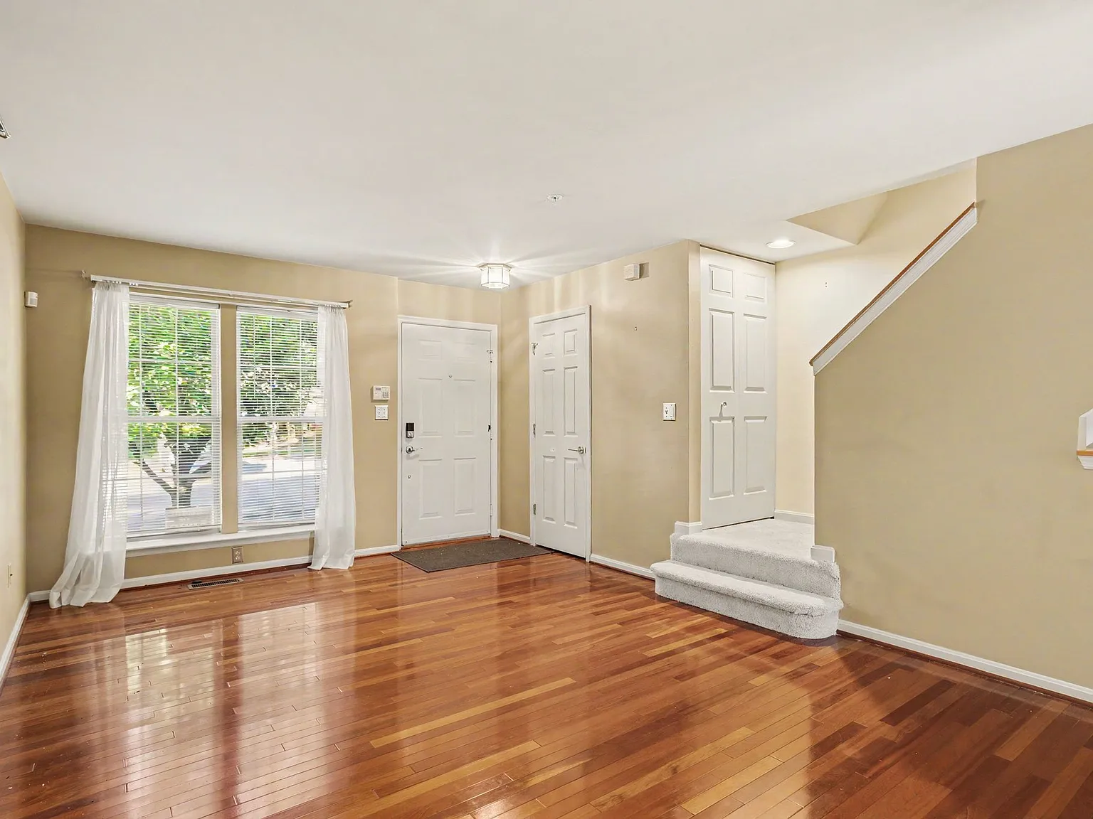 3 bed, 2.5 bath, 1580 sqft, $2,490 — Photo 4
