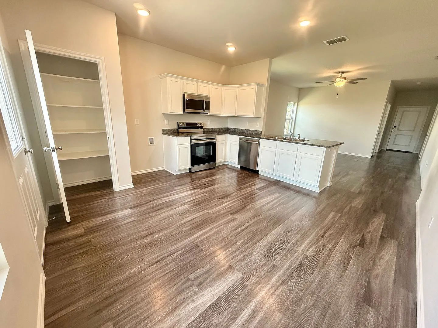 Elegant 4-bed/2-bath! — Photo 4