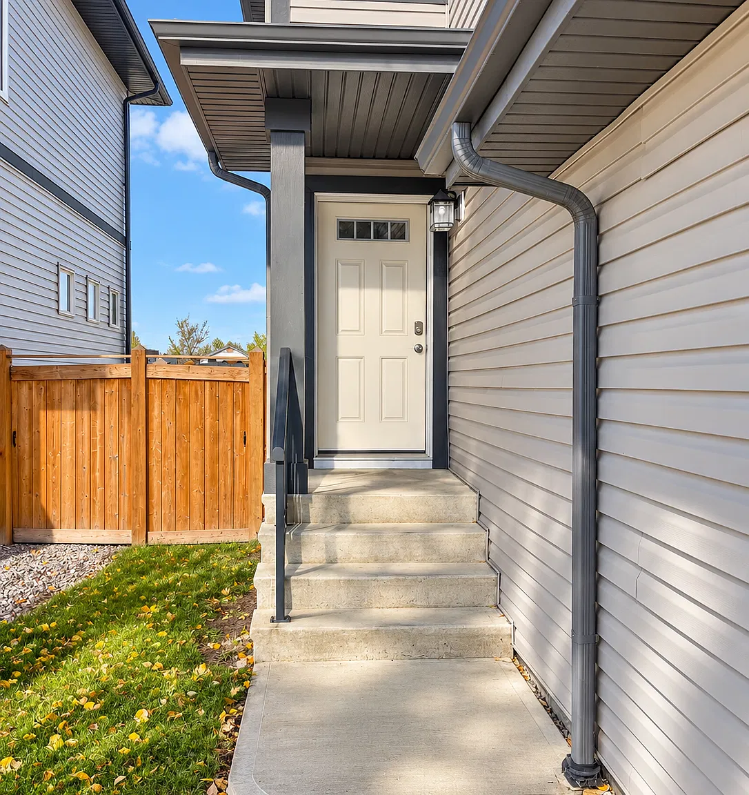 Spacious 3-Bedroom Home with Double Attached Garage — Photo 2