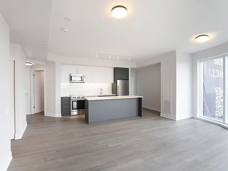 2525 Bathurst St — Photo 7