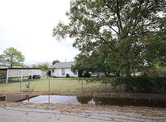 3rd image of 909 SW 23rd St