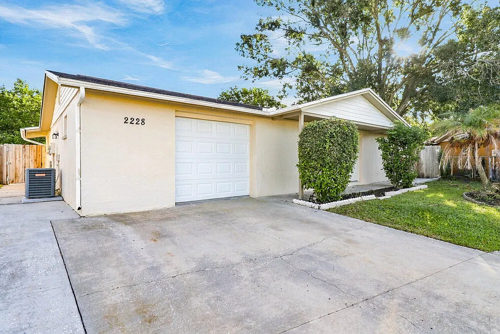 3 bed, 2.0 bath, 1176 sqft, $1,655 — Photo 2