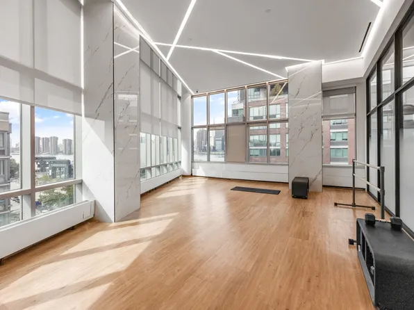 46-30 Center Boulevard image 17 of 31