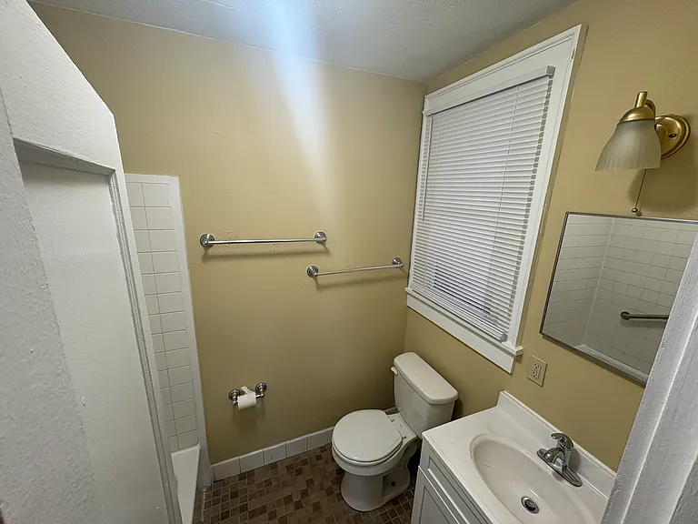 339 Jefferson Ave N #G — Photo 7