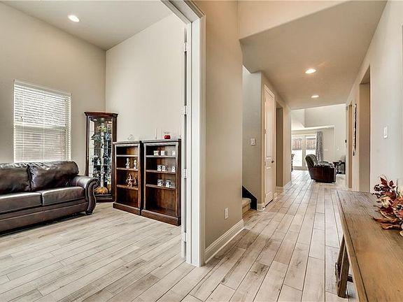5th image of 1117 Uplands Dr