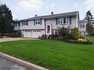 5 Holiday Ct, Lincoln, RI 02865