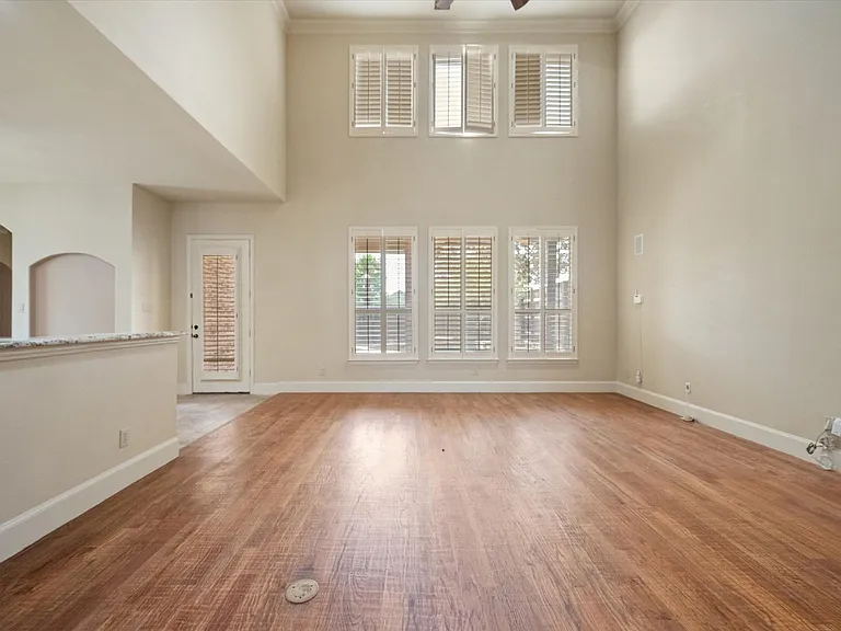 10941 Yorkshire Ln — Photo 6