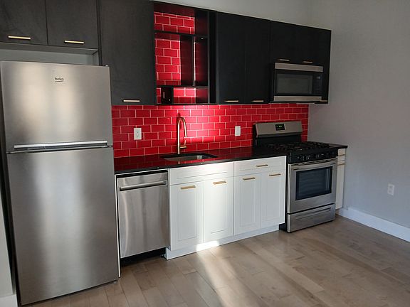 2nd image of 179.5 Van Buren St #3